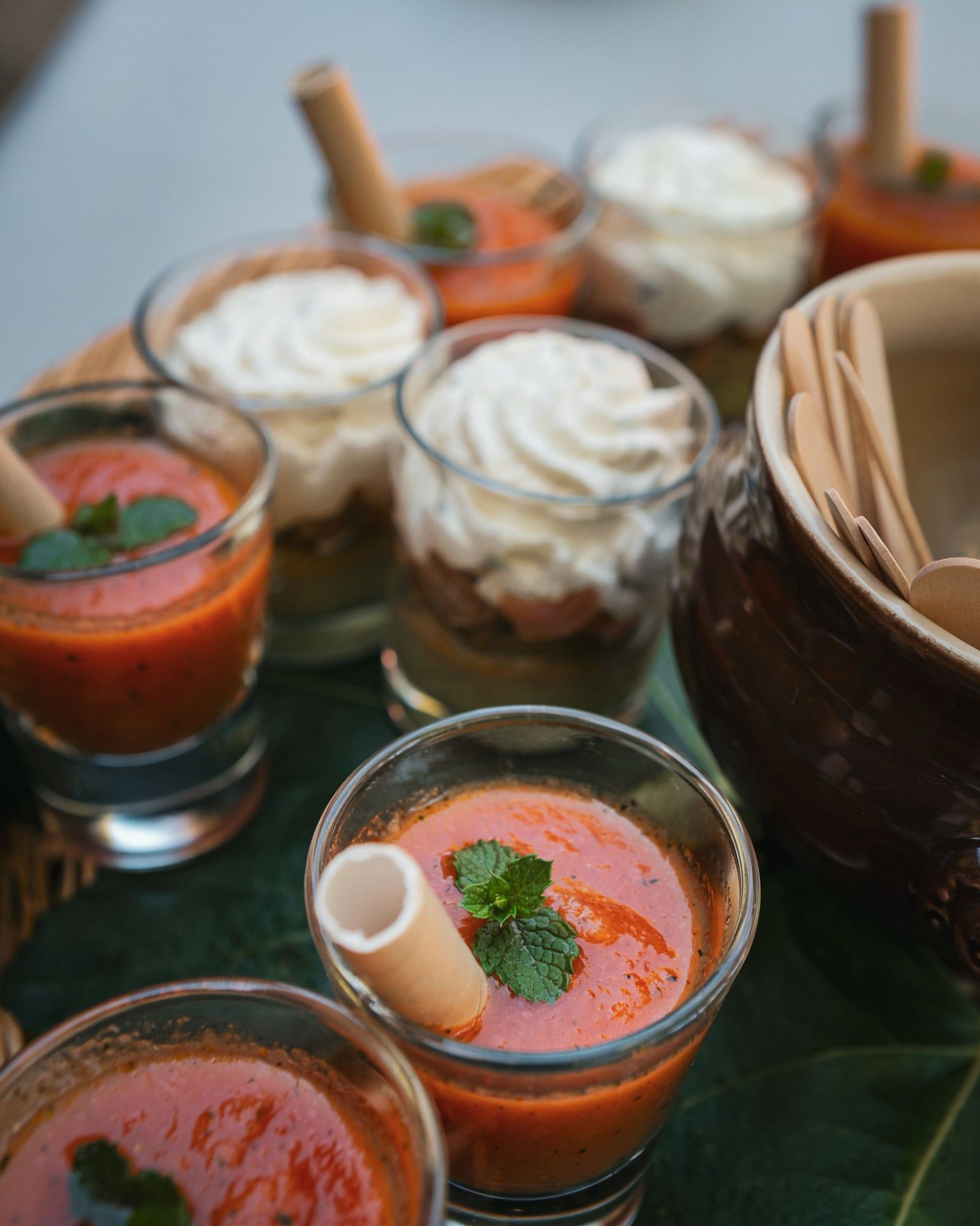 Verrines de gaspacho et verrines de crème d’avocat, saumon et crème d’aneth